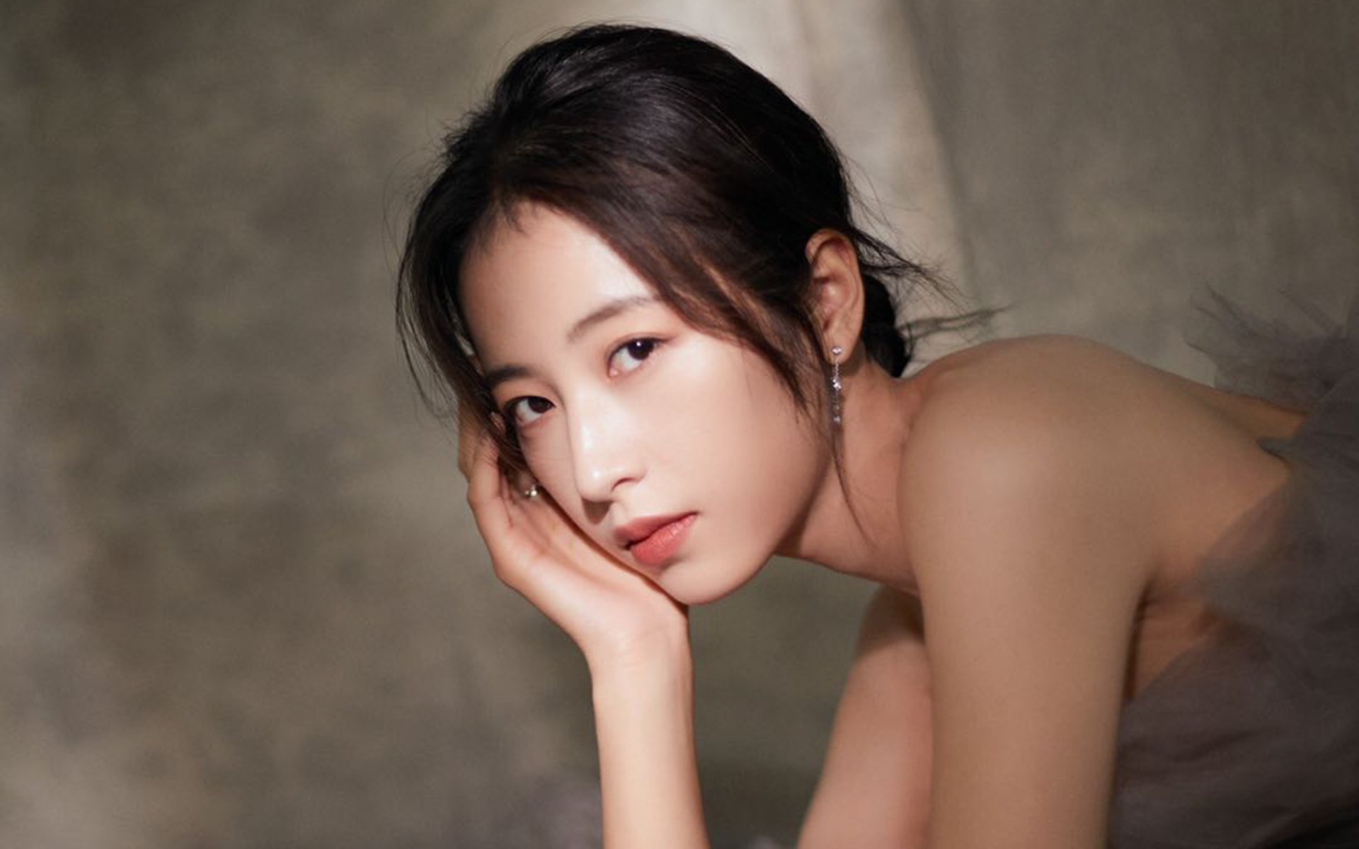 爱游戏在线登录入口-威少突破吸引包夹助队友轻松得分,威少突破脚步